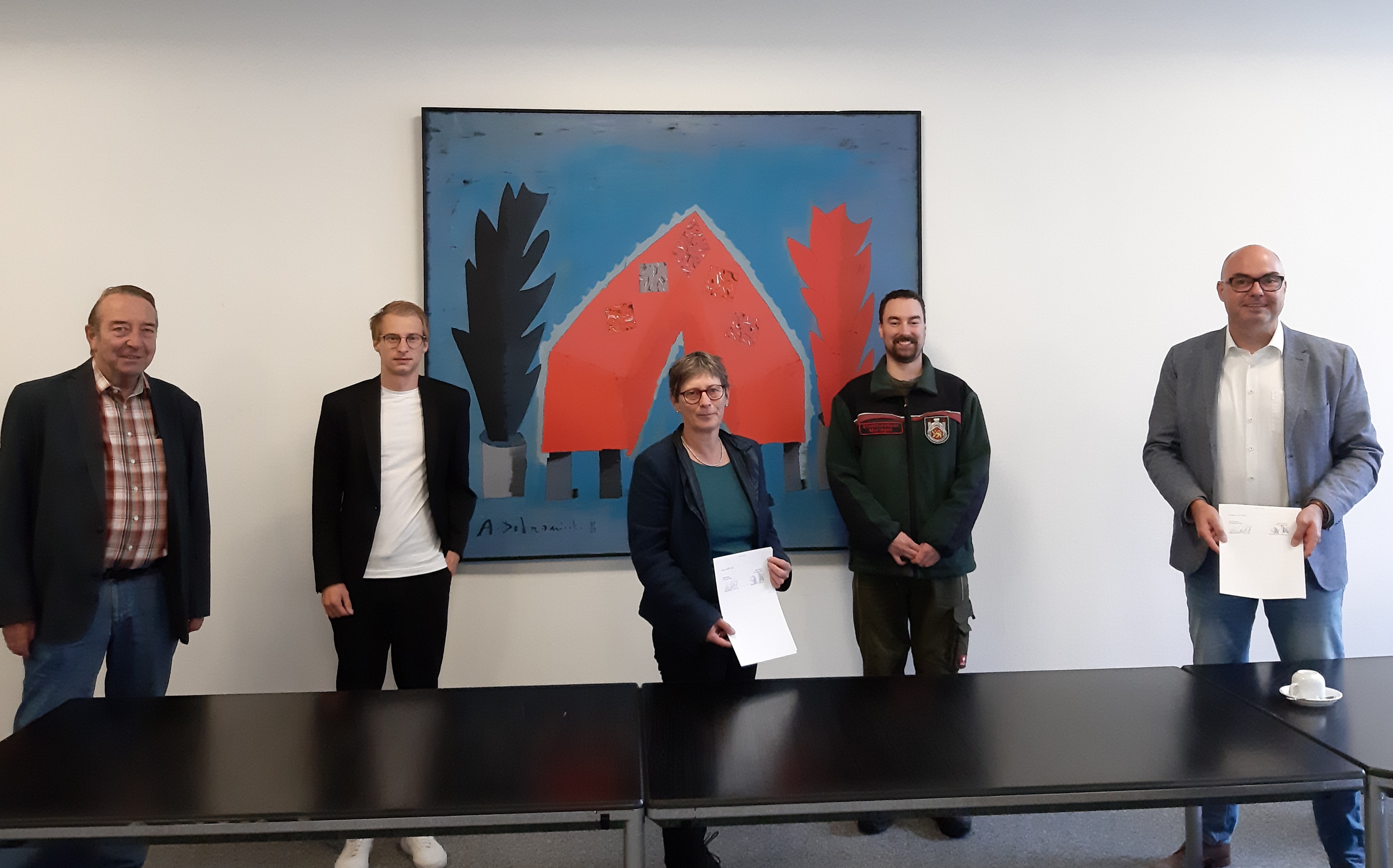Von links nach rechts: Wolfgang Haendel (1. Stellv. Bürgermeister), Nils Backhauß (Abteilungsleiter Finanzmanagement, Kasse), Heike Müller-Otte (Bürgermeisterin Moringen), Jonas Fürchtenicht (Leiter Forstamt), Simon Hartmann (Bürgermeister Northeim) Von links nach rechts: Wolfgang Haendel (1. Stellv. Bürgermeister), Nils Backhauß (Abteilungsleiter Finanzmanagement, Kasse), Heike Müller-Otte (Bürgermeisterin Moringen), Jonas Fürchtenicht (Leiter Forstamt), Simon Hartmann (Bürgermeister Northeim)