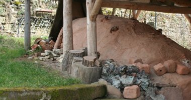Bild eines altertümlichen Töpferofens in der Ortschaft Fredelsloh Fredelsloh.JPG