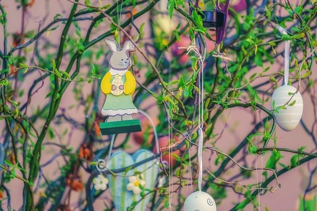 Hier sehen Sie einen Ostereierbaum 
