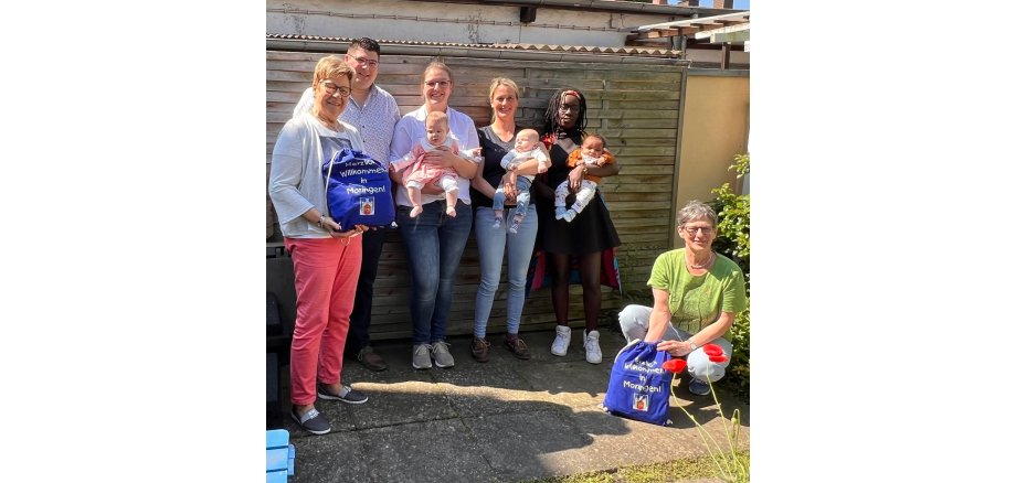 Gruppenbild bei der verranstaltung zur Babybegrüßung