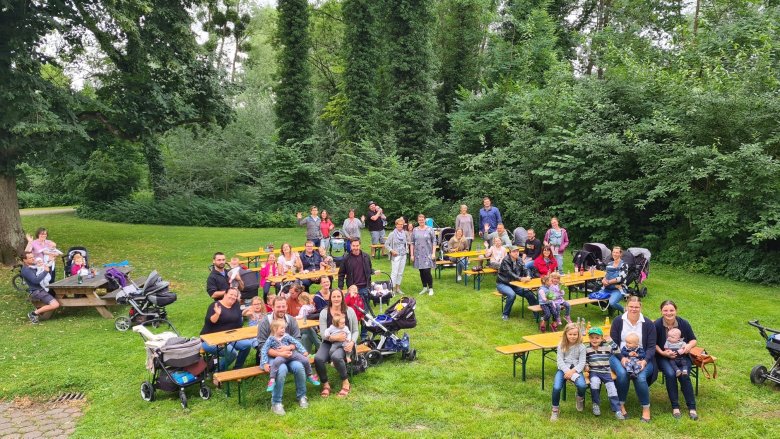 hier sind die TeilnehmerInnen des Empfangs abgebildet