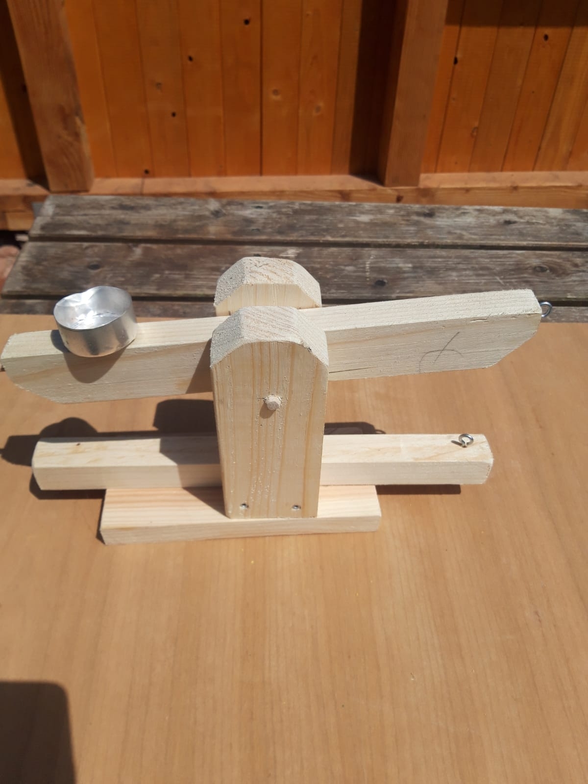 Hier sehen Sie ein Bild des fertigen Katapults
