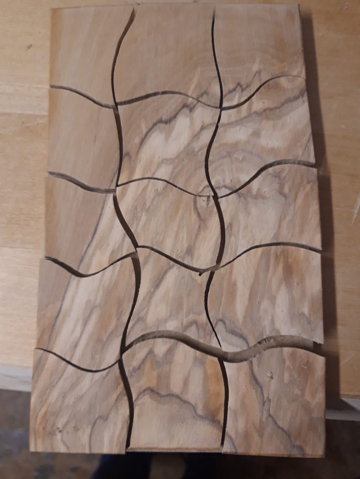 Ein Puzzle aus Holz