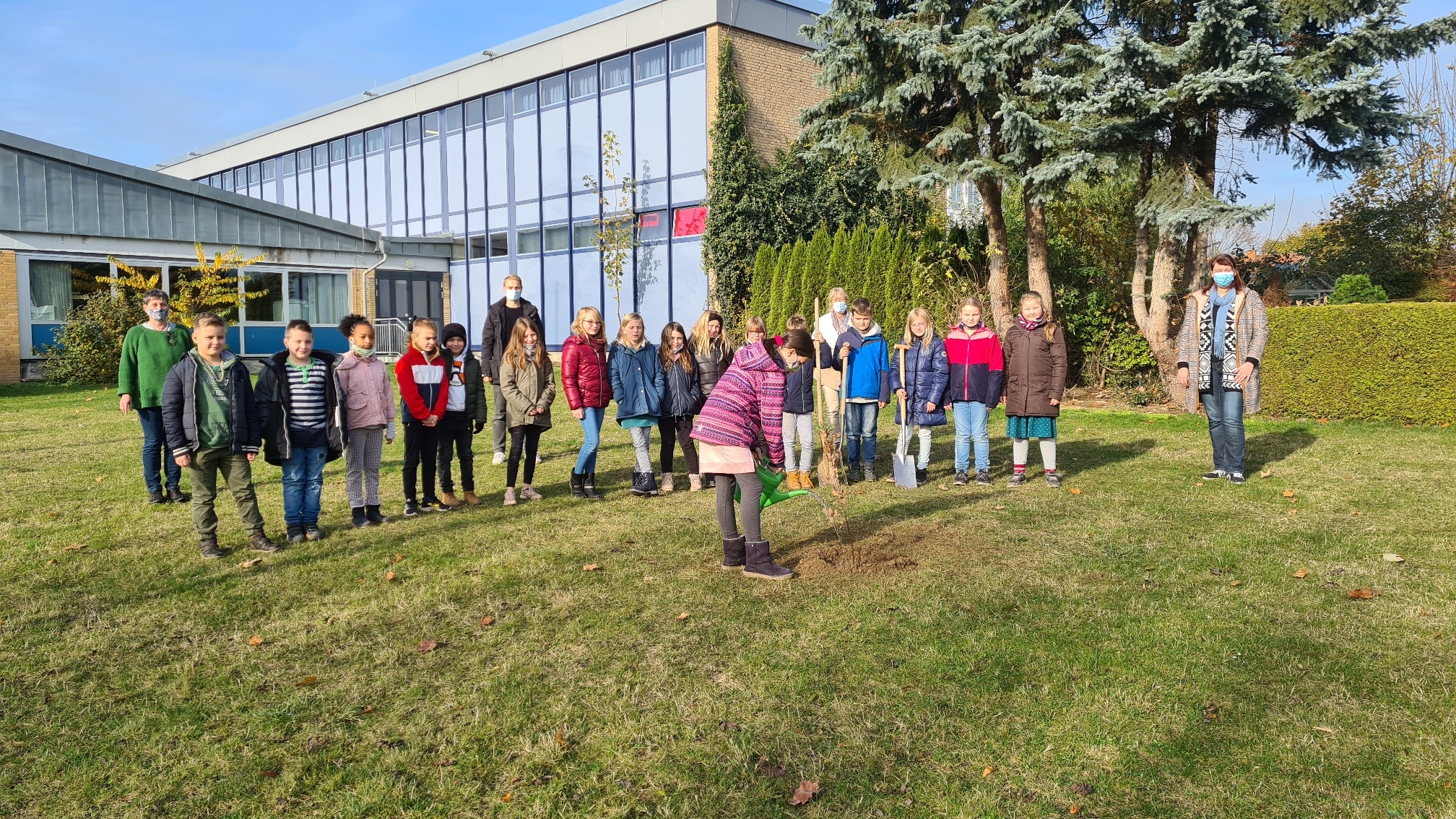 hier sehen Sie die Kinder der Klasse 4 b sowie Bürgermeisterin Müller-Otte, Schulleiterin Ahlf-Dörnte, Konrekotor Evers und Hauptamtsleiterin Brüggemann