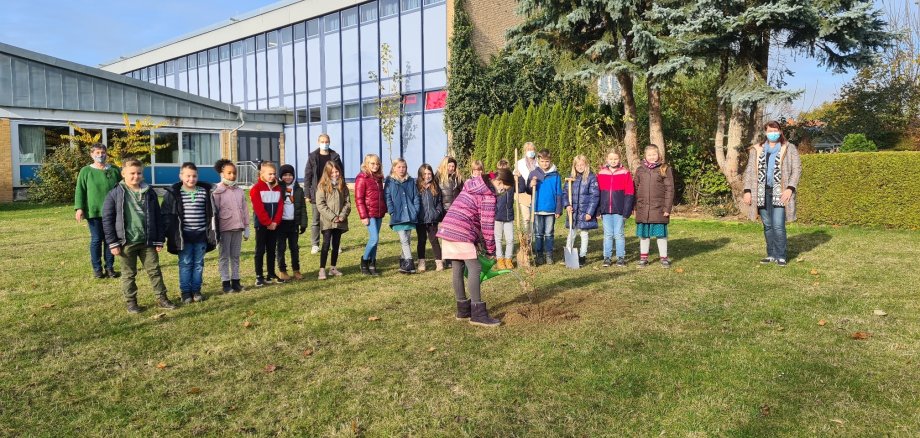 hier sehen Sie die Kinder der Klasse 4 b sowie Bürgermeisterin Müller-Otte, Schulleiterin Ahlf-Dörnte, Konrekotor Evers und Hauptamtsleiterin Brüggemann