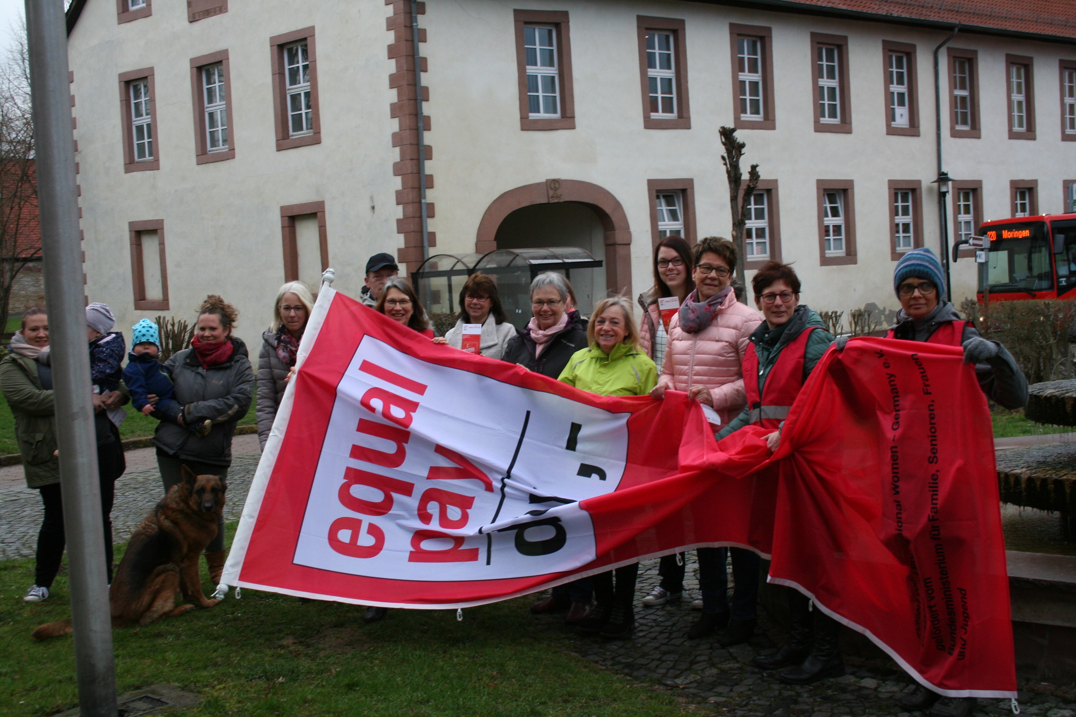 Flagge hissen zum Equal Pay Day