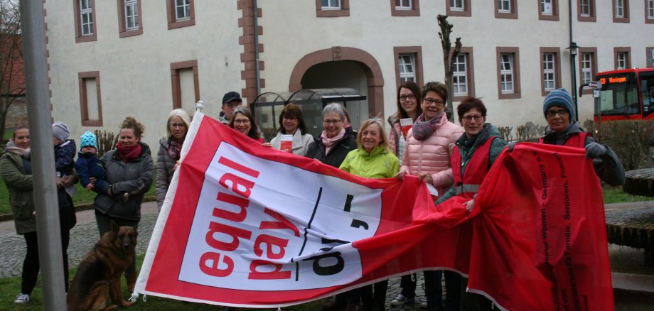 Flagge hissen zum Equal Pay Day