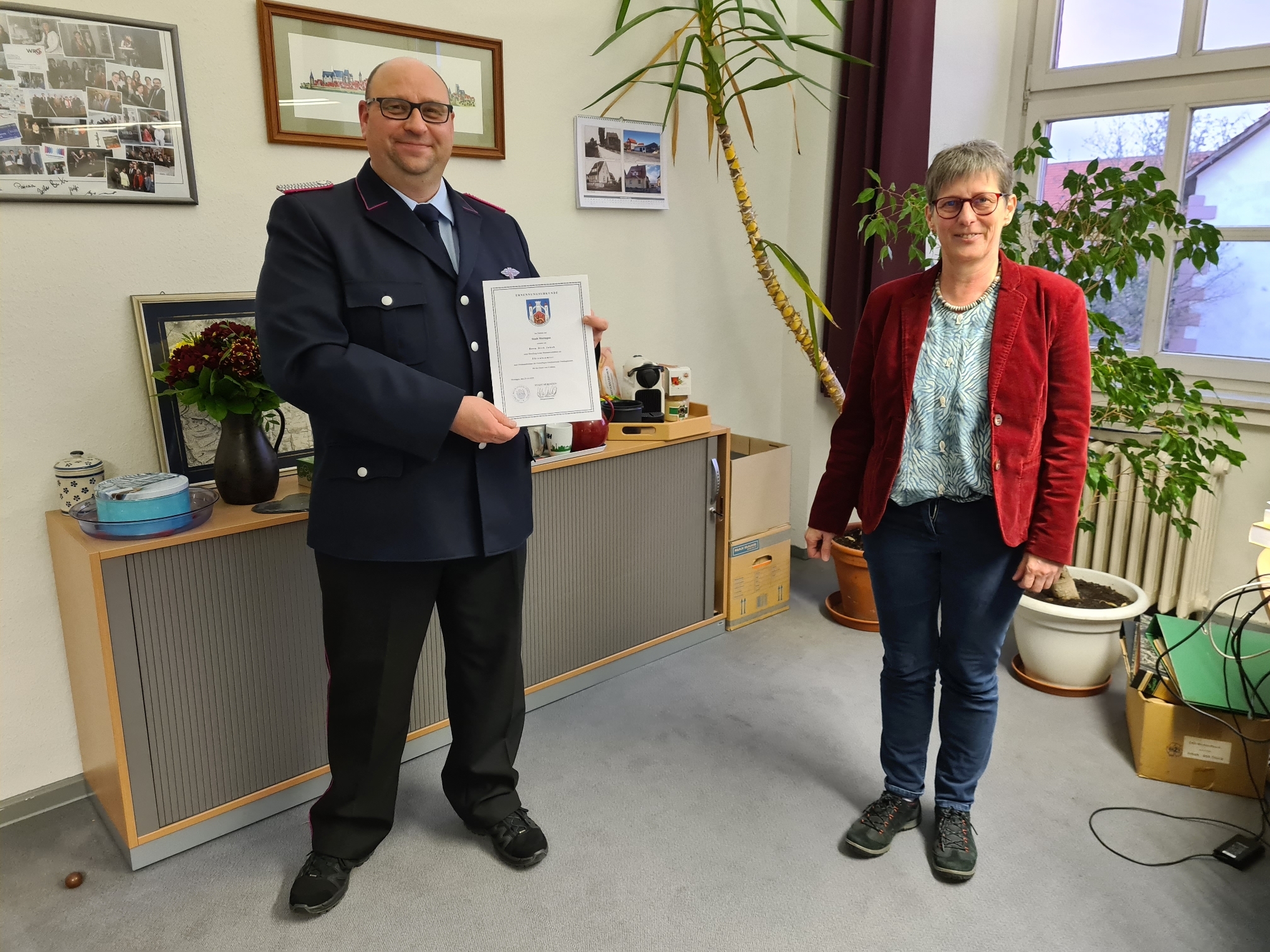 Ortsbrandmeister Jakob und Bürgermeisterin Müller-Otte bei der Übergabe der Ernennungsurkunde