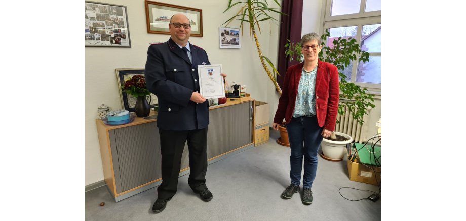 Ortsbrandmeister Jakob und Bürgermeisterin Müller-Otte bei der Übergabe der Ernennungsurkunde