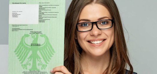 Eine Person mit einem Führungszeugniss