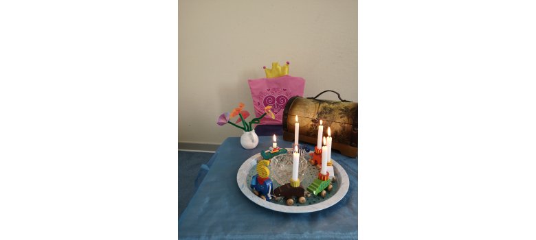 Ein Foto von einem Geburtstagsteller mit 6 Kerzen