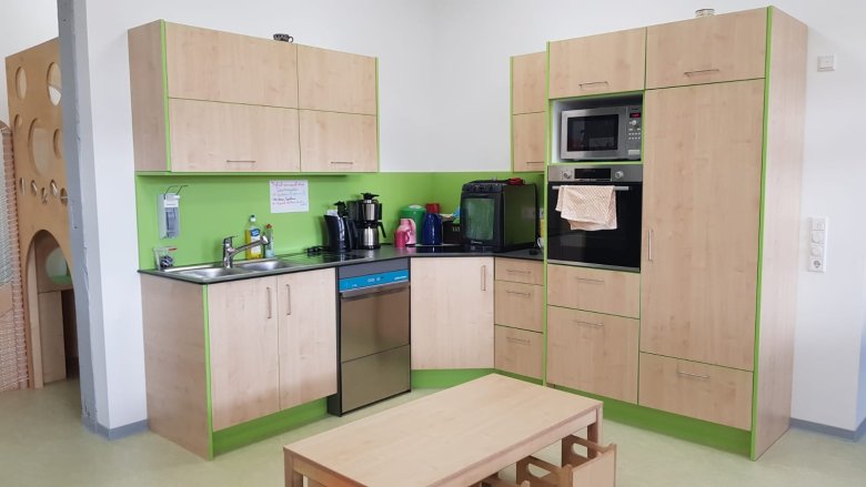 Küchenbereich im Gruppenraum der Krippe Küchenbereich im Gruppenraum der Krippe