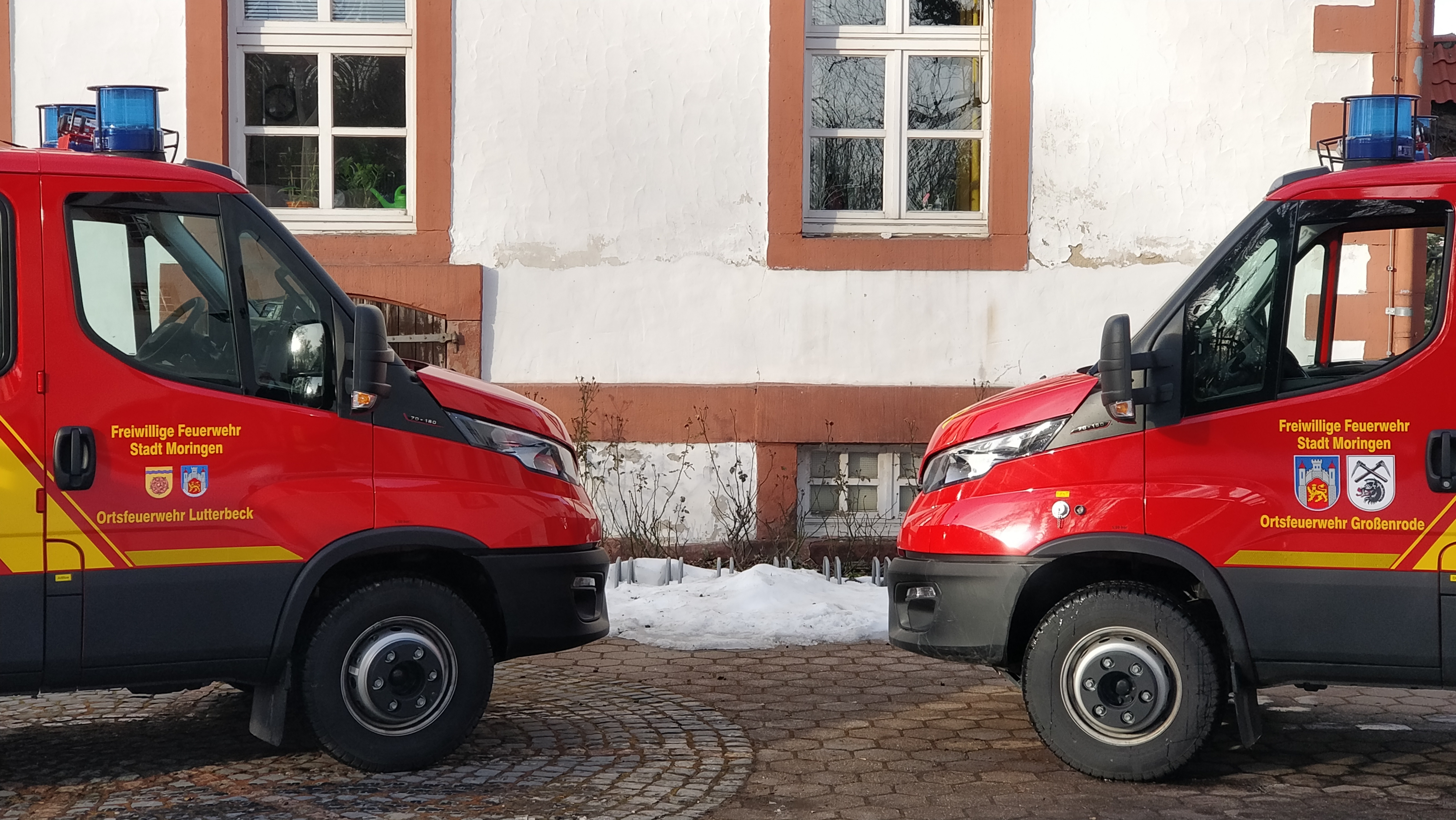 TSF-W Großenrode und lutterbeck vor dem Rathaus Teilansicht von zwei Feuerwehrfahrzeugen
