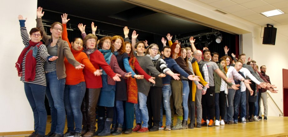 hier sehen Sie ein Foto der Mitwirkenden des interkulturellen Bürgertheaters