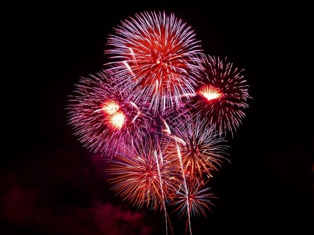 auf diesem Bild ist ein Feuerwerk abgebildet