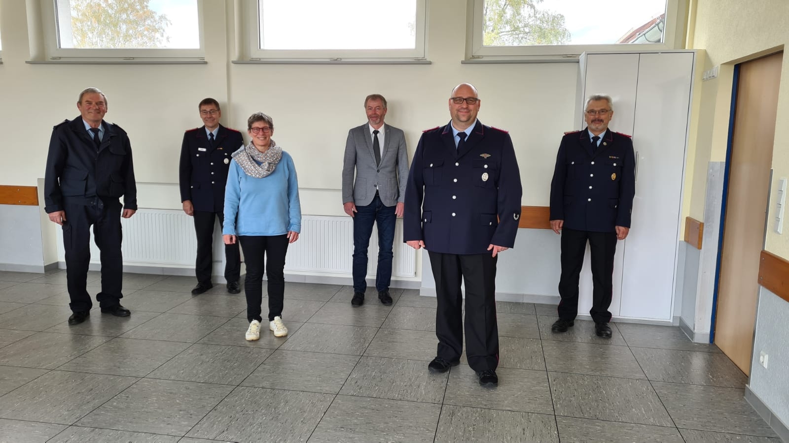 Foto des gewählten Ortsbrandmeisters und weitere Gäste