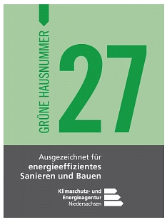 Hier sehen Sie das Bild von einer grünen Hausnummer