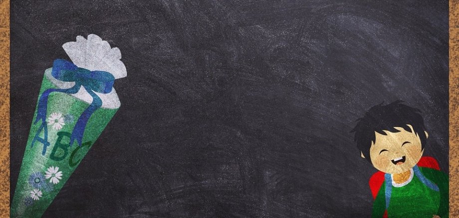 auf einer Tafel gemalt ein kind und eine Schultüte