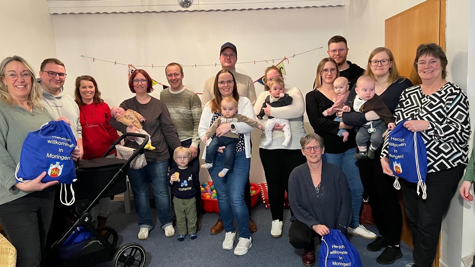 Auf dem Foto sind die Eltern mit ihren Babys bei dem Empfang zu sehen