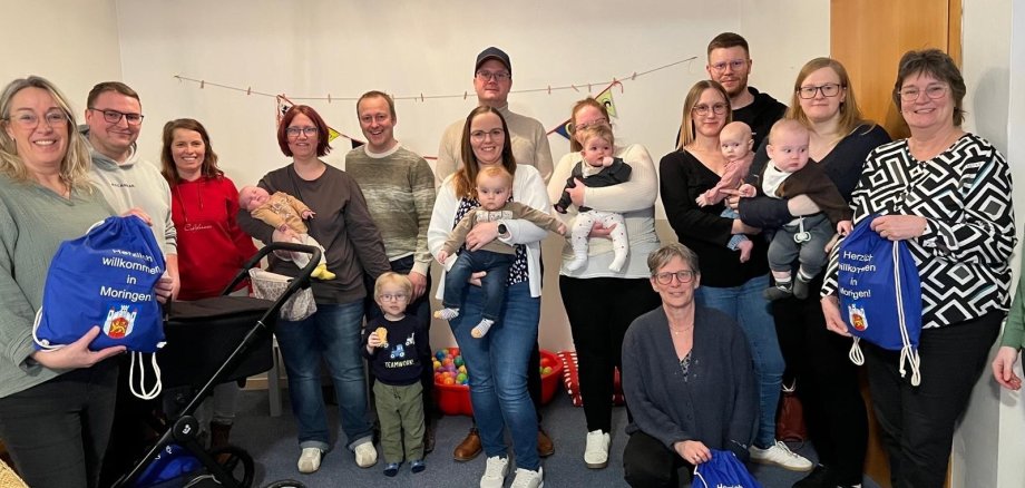 Auf dem Foto sind die Eltern mit ihren Babys bei dem Empfang zu sehen