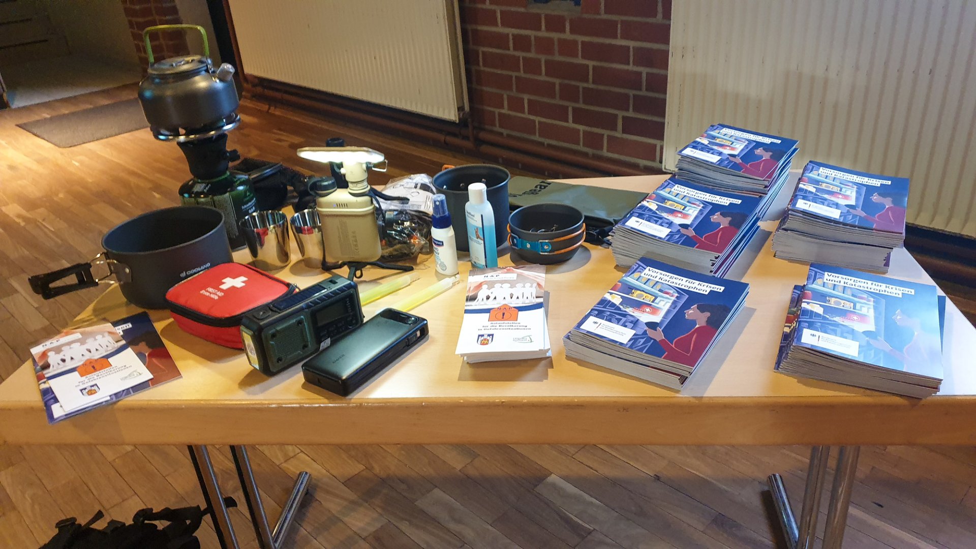 Präventationsgegenstände und Flyer für Notfallsituationen