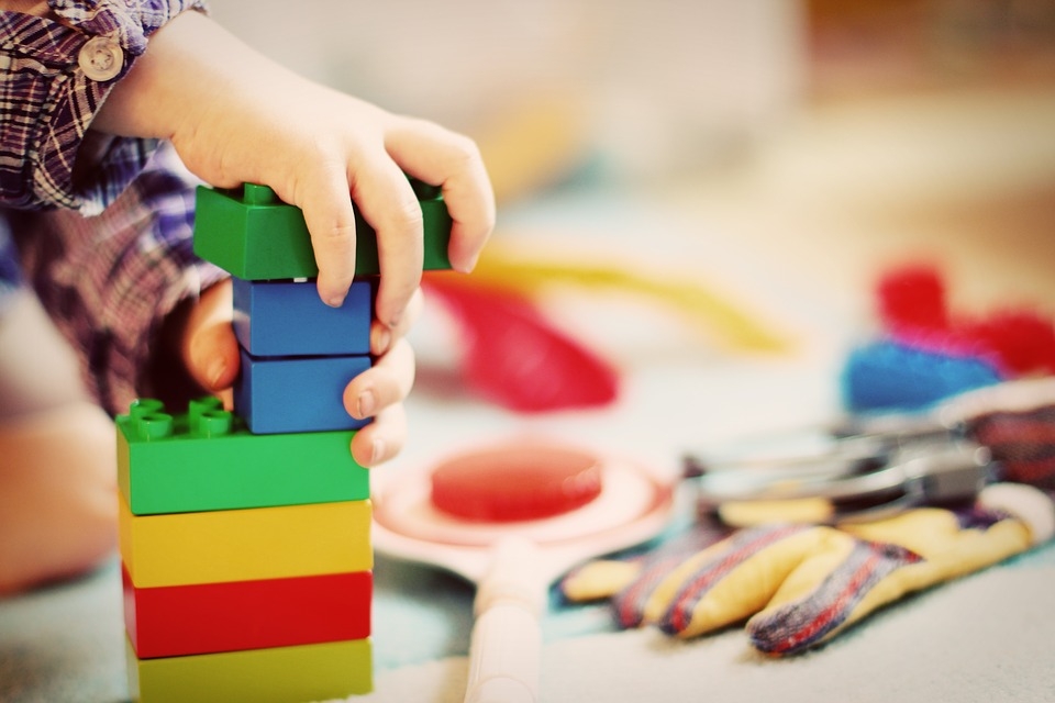 Ein spielendes Kind mit Duplosteinen