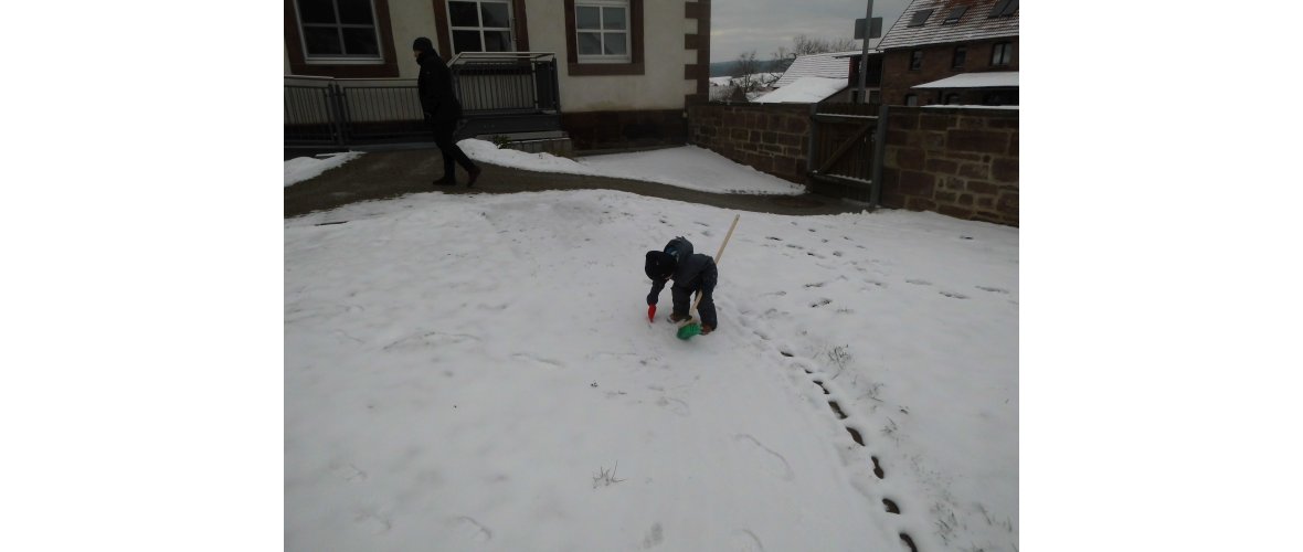 ein Kind im Schnee