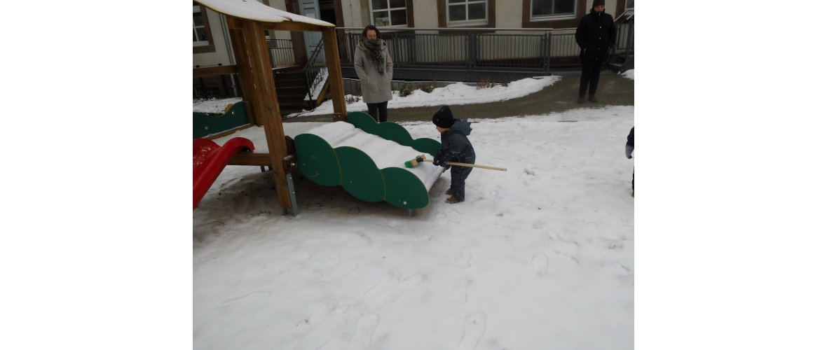 ein Kind im Schnee