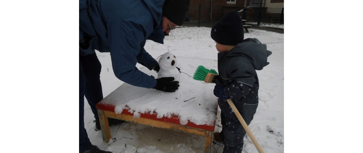 ein Kind im Schnee