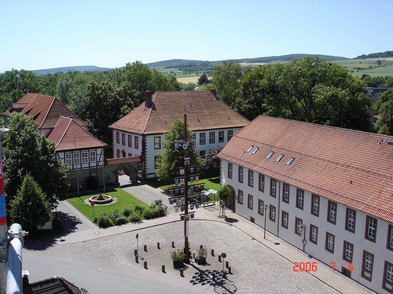 Rathaus mit Domänengebäuden Blick vom Kirchturm zeigt das Rathaus mit Domänengebäuden