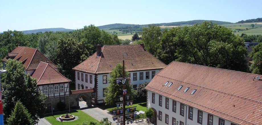 Blick vom Kirchturm zeigt das Rathaus mit Domänengebäuden