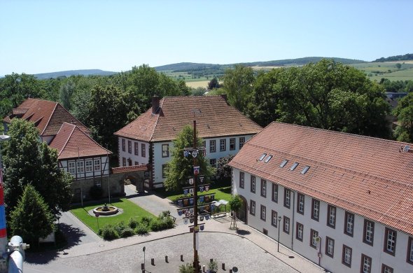 Ein Bild vom Rathaus mit Domänengbäuden. Blick vom Kirchturm