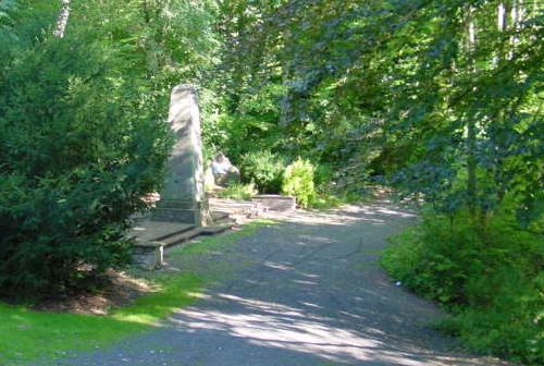 Foto des Ehrenmals im Stadtpark Moringen