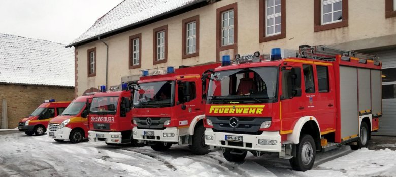 Feuerwehrgerätehaus mit Fahrzeugen der Feuerwehr Moringen hier sind die Feuerwehrfahrzeuge der Ortsfeuerwehr Moringen abgebildet