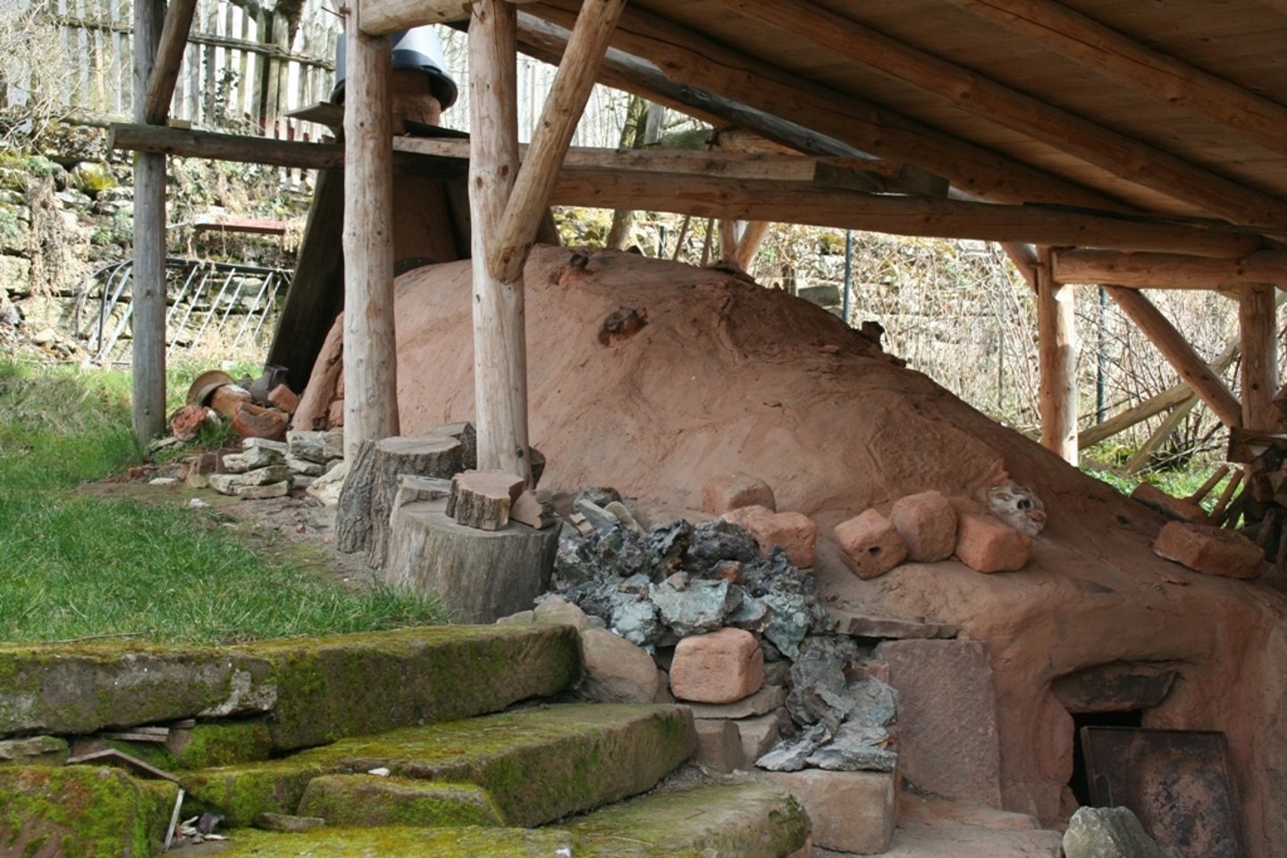 Ein Bild von dem altertümlichen Töpferofen am KeramiUm in Fredelsloh