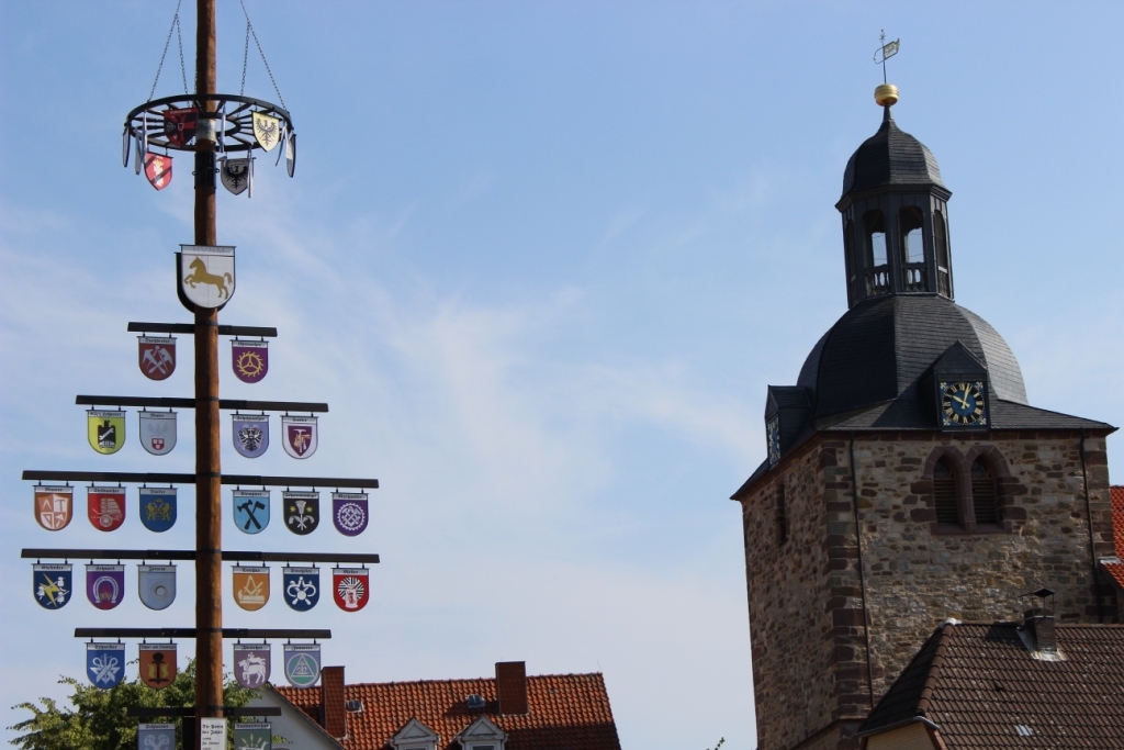 Maibaum mit Kirche der Stadt Moringen