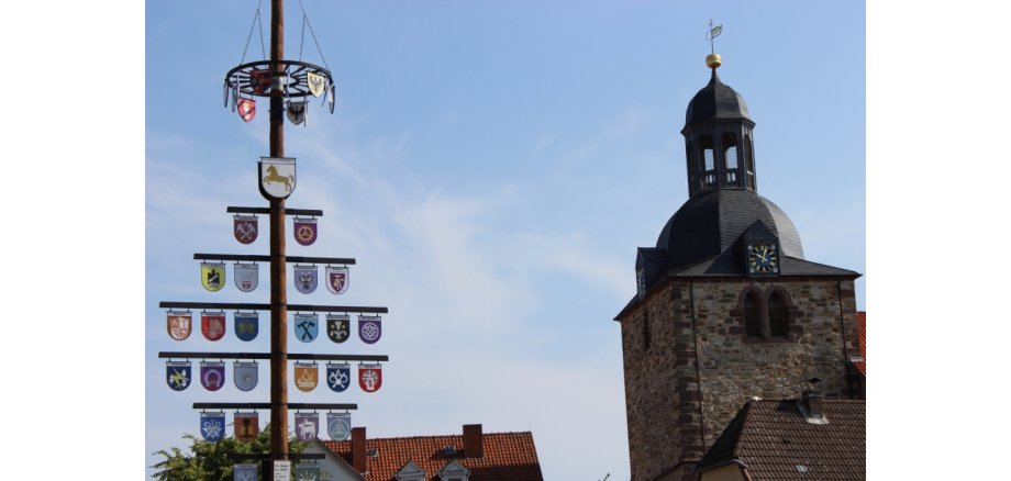 Maibaum mit Kirche der Stadt Moringen