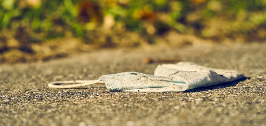 Gebrauchte Maske auf der Straße