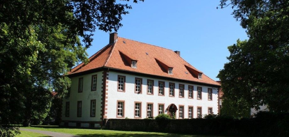 Das Bild zeigt das Moringer Rathaus und wurde vom Stadtpark aus aufgenommen-