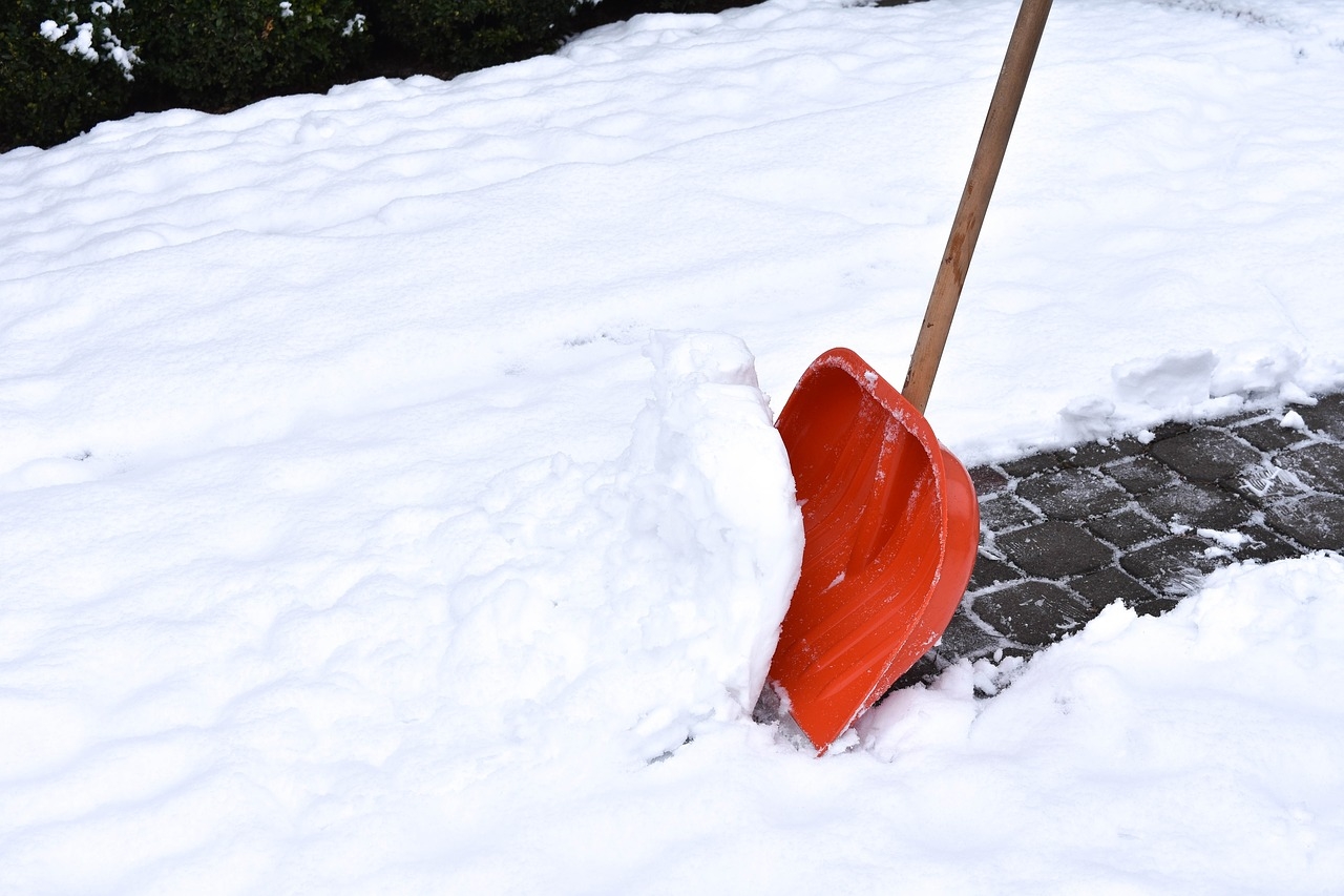 Schneeschaufel im Schnee Schneeschaufel im Schnee