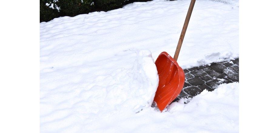 Schneeschaufel im Schnee