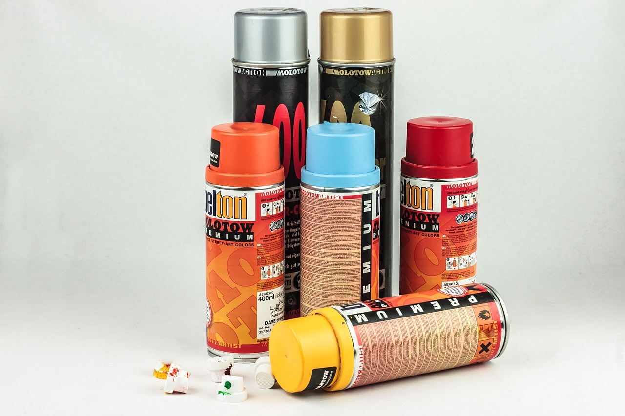Hier sehen Sie verschiedene Spraydosen