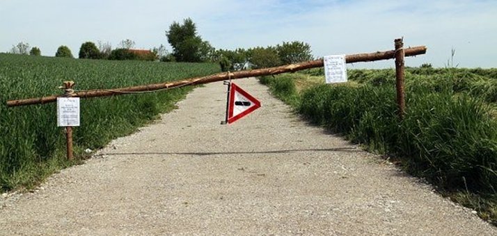 Hier sehen Sie eion Bild über die Sperrung eines Feldweges