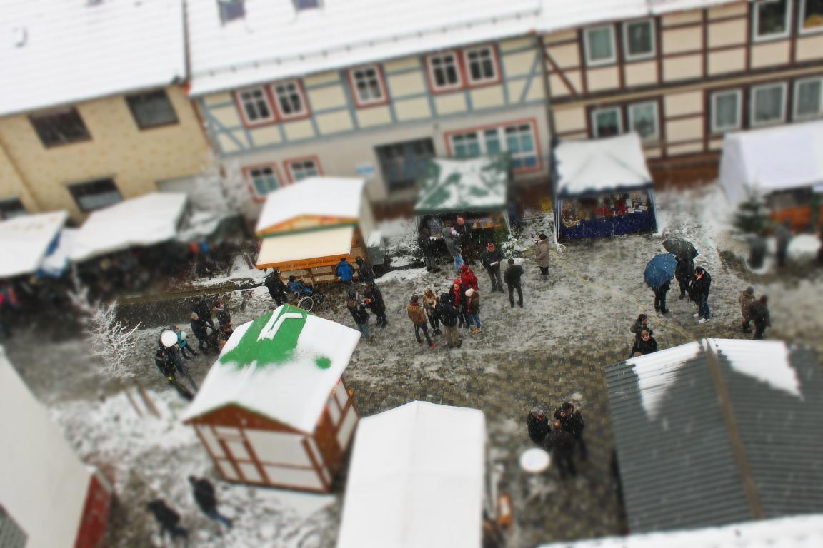 Blick von obren auf den Weihnachtsmarkt in Moringen