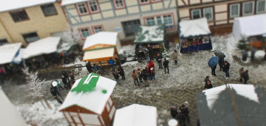 Blick von obren auf den Weihnachtsmarkt in Moringen