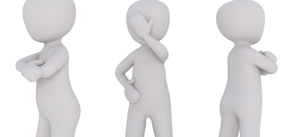 Auf dem Bild sind drei weiße Figuren 