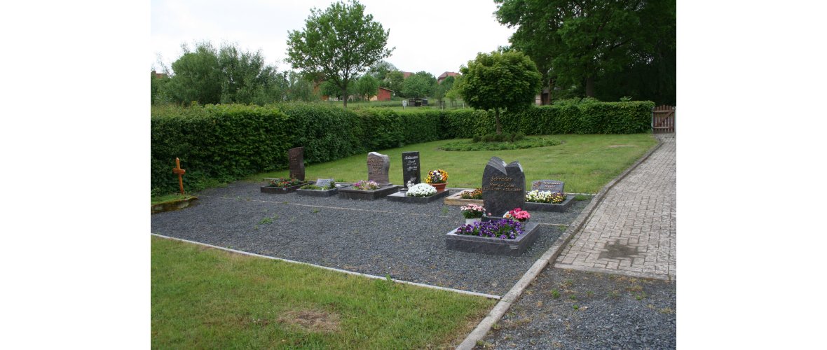 Foto von (Urnenreihen- und Wahlgräbern, Friedhof Lutterbeck)