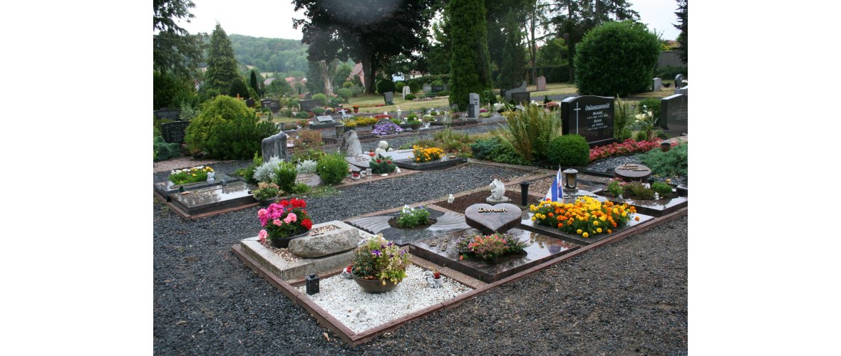 foto von Urnenwahlgrabstätten auf dem Friedhof in Moringen