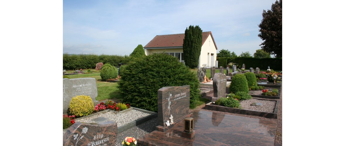 Foto von Doppelwahlgräbern beim Friedhof in Behrensen