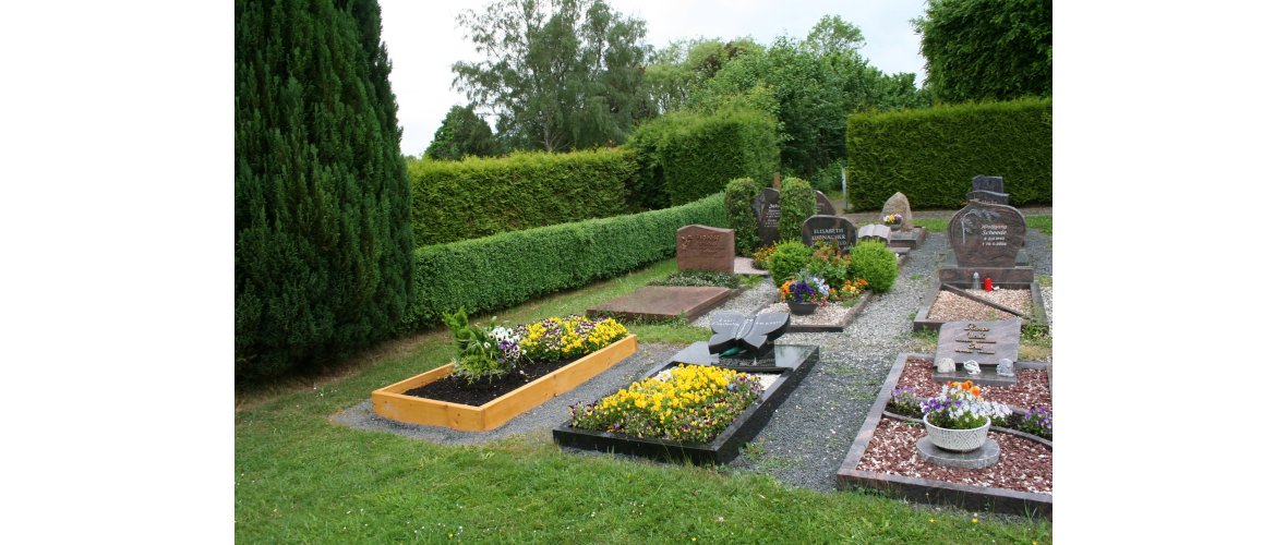 Ein Foto von Einzelgräbern auf dem Friedhof Thüdinghausen